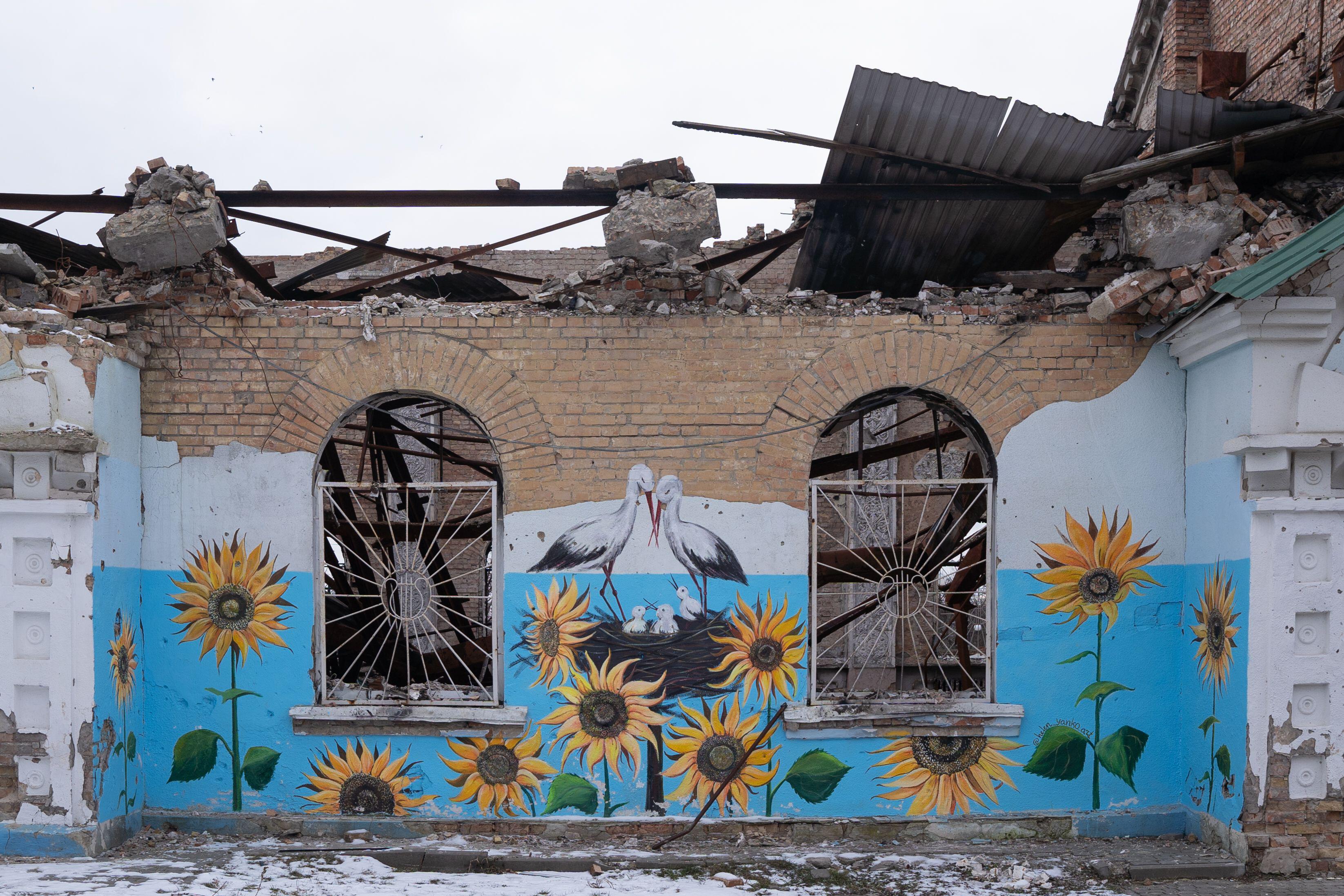 2N4AA8Y War art on Buildings in Irpin, Ukraine