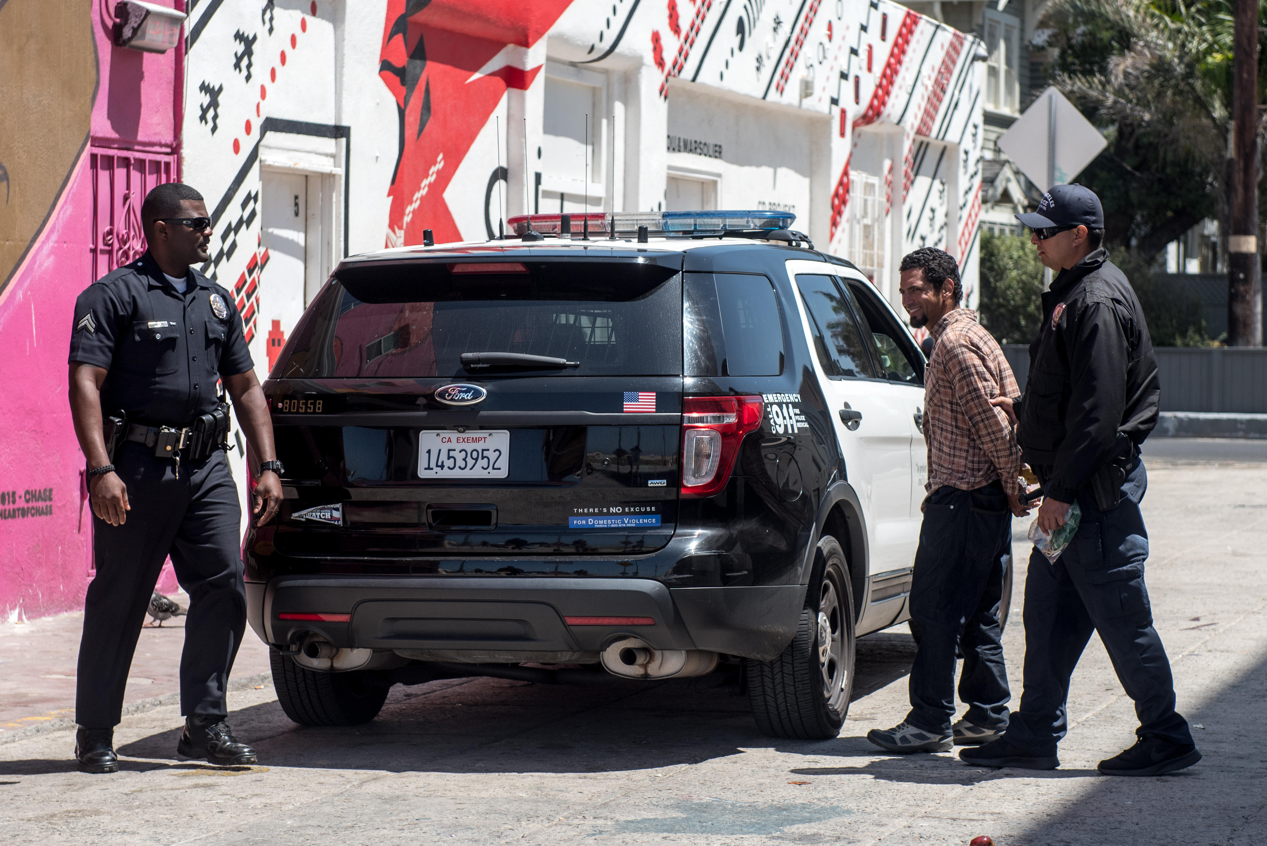 M681JM Unidentified man being arrested by police in Venice Beach, CA